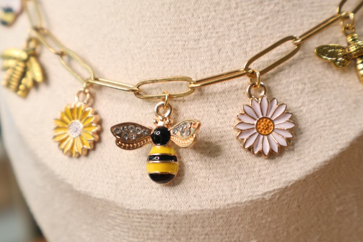 Collar Charms Bee Queen