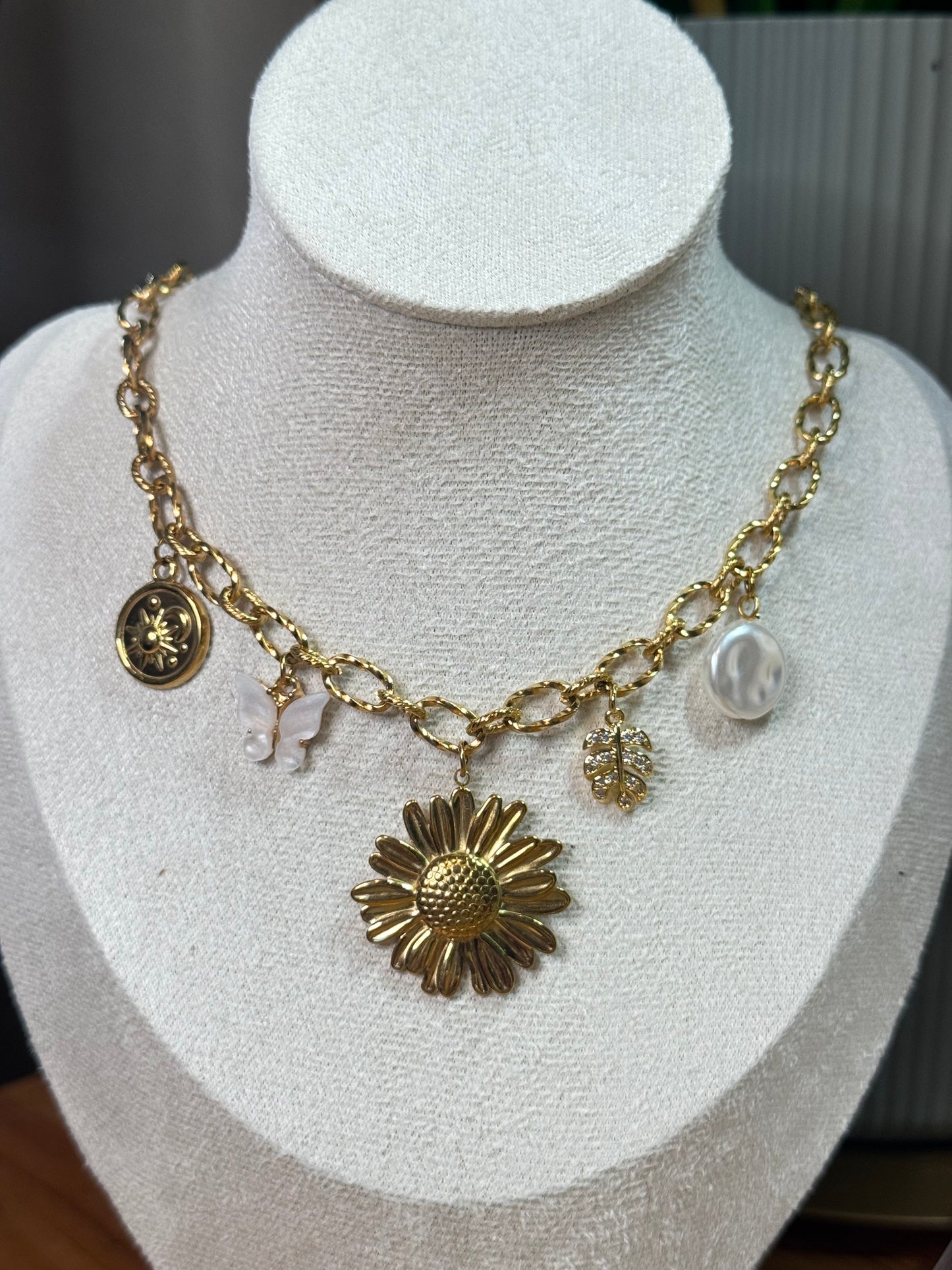 Collar con Charms Margarita Coqueta