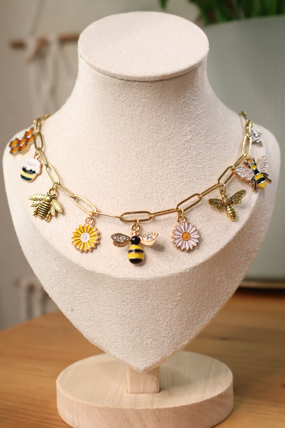 Collar Charms Bee Queen