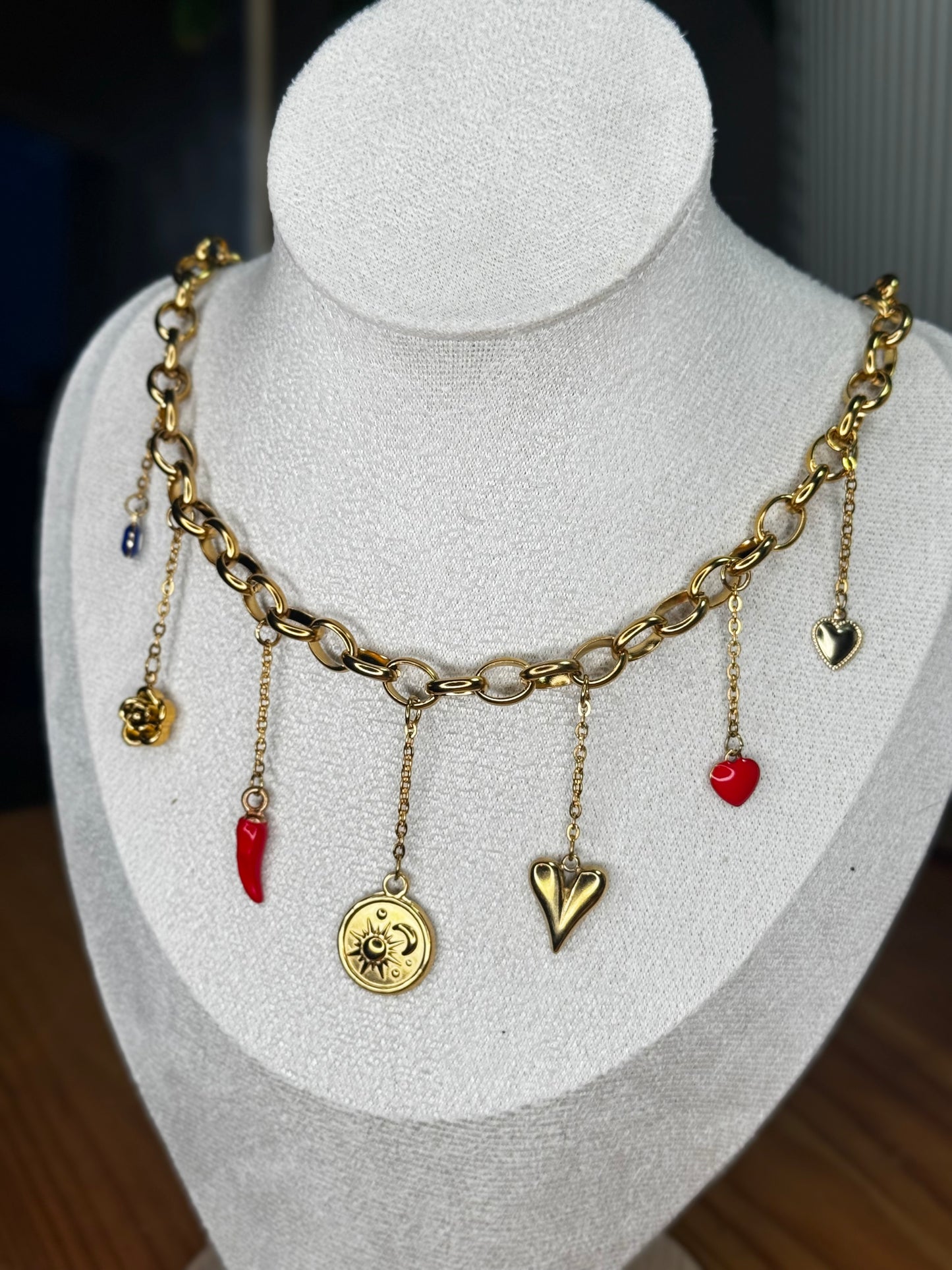 Collar con Charms Suspendidos