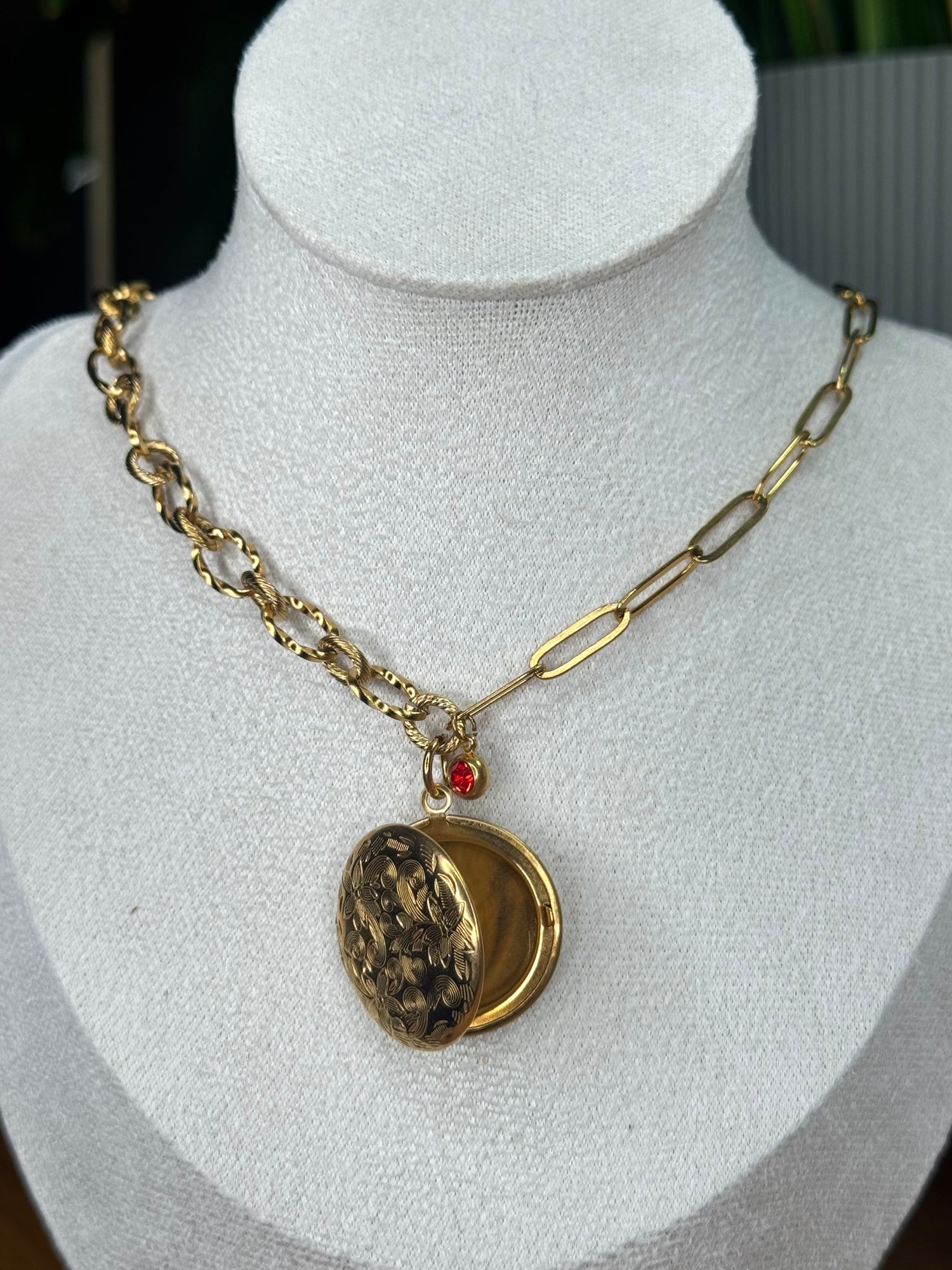 Collares con Relicario