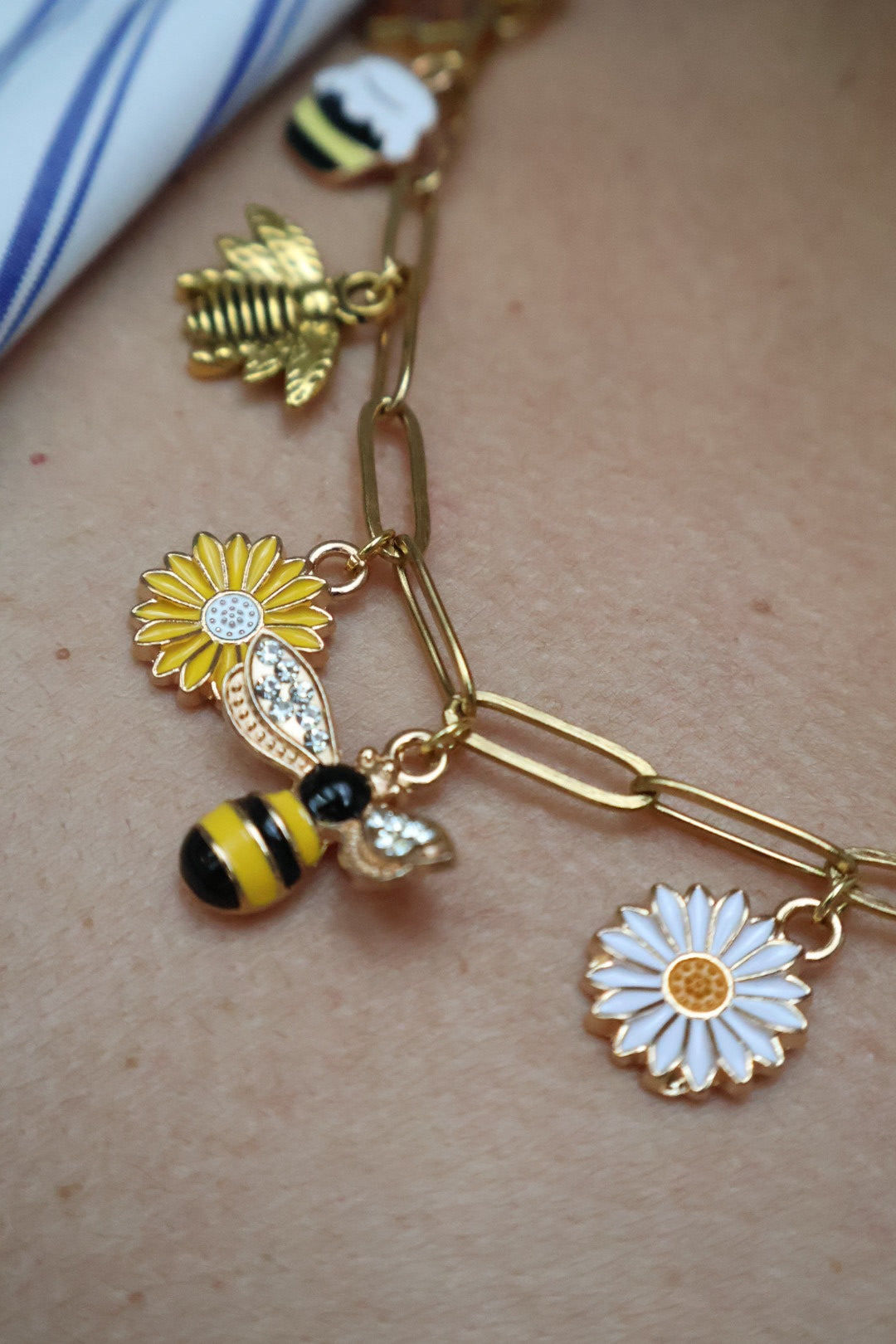 Collar Charms Bee Queen