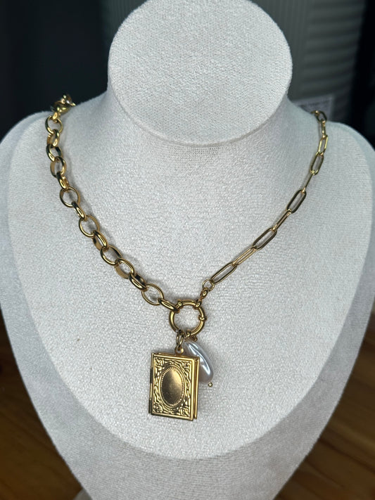 Collar con Relicario Libro