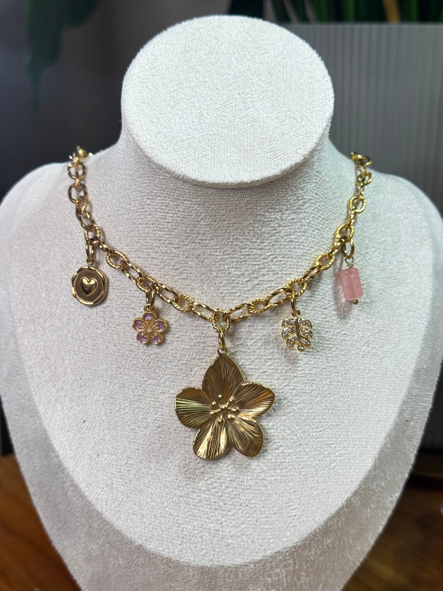 Collar con Charms Floripondio