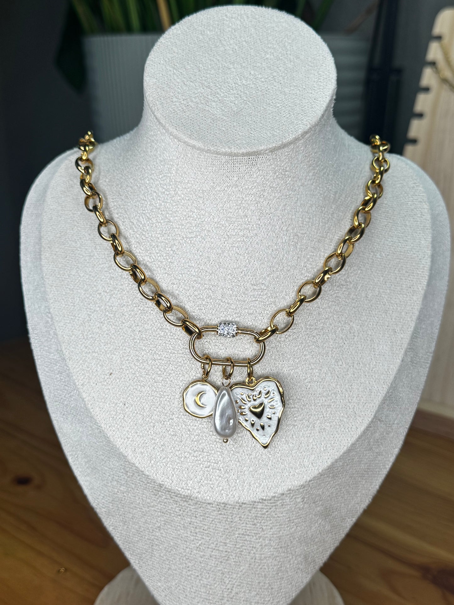 Collar Charms y Hebilla dorado y blanco