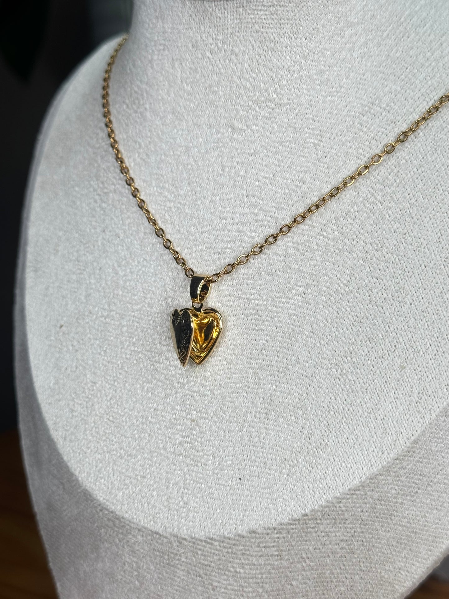 Collar con Mini Relicario Corazón